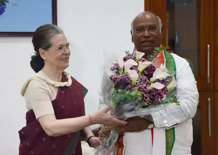 sonia gandhi congratulate to kharge ne congress pesident